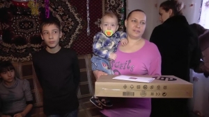 В КЧР многодетная семья получила от Владимира Путина ноутбук