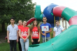 На КМВ молодежная команда ОНФ проинспектировала безопасность детских площадок