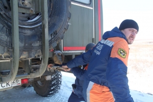На Ставрополье спасатели вытащили трех рыбаков из степной грязи