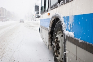 На ледяной трассе в Буденновском районе поломался автобус Сочи-Баку