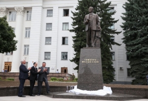 В Нальчике открыли памятник руководителю с 30-летним стажем