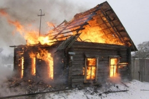 Ночной пожар в Ставрополе уничтожил одну квартиру и серьезно повредил вторую