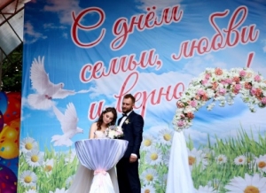 На бракосочетании пары молодых людей в Ставрополе побывали сотни горожан