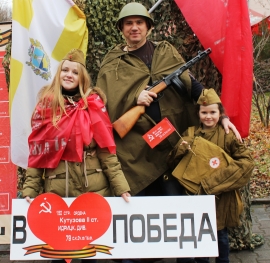 В Центральном парке Ставрополя горожане примерили форму военных лет