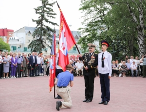 Школам Ставрополя вручили копии знамен полков, в которых служили Герои Советского Союза
