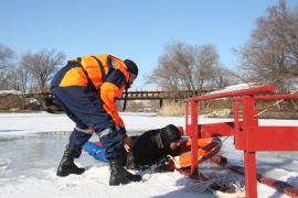 На Ставрополье спасатели достали из-подо льда мужчину и сдали в полицию