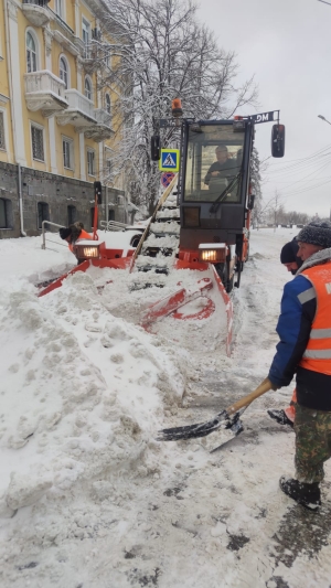 Ставрополь от снежных заносов и наледи расчищают 120 единиц техники