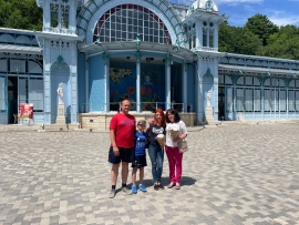 Семья из Мариуполя встретилась спустя два месяца после разлуки в Железноводске