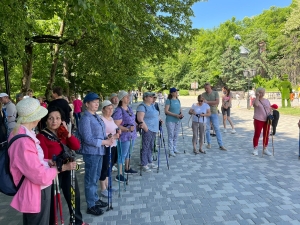 В Железноводске для горожан и отдыхающих организовали мастер-класс по скандинавской ходьбе