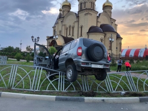 В Невинномысске «Нива» залетела на пешеходное ограждение