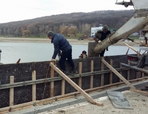 На Комсомольском озере в Ставрополе обустраивают парапет над плотиной