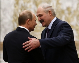 Лукашенко подарил Путину картошку и сало