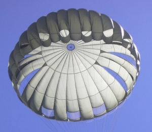 Один парашют в Псковской области спас двоих десантников
