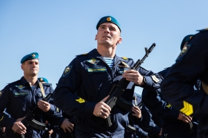 Глава Ставрополя поздравил десантников с заслуженной наградой Министерства обороны РФ