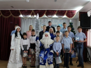 В Петровском городском округе полицейские поздравили детсадовцев с новогодними праздниками