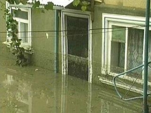 На Ставрополье переполнившийся из-за дождя пруд затопил дома в хуторе