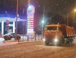 Сотня коммунальщиков и 67 спецмащин вышли на борьбу со снегом в Ставрополе