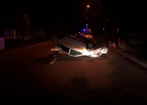 В центре Ставрополя перевернулось такси, пострадали двое