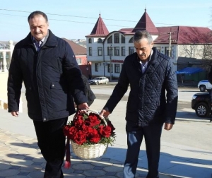 Сергей Меликов возложил цветы к памятнику Герою России Нурбагандову