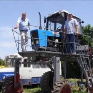 На Ставрополье умельцы собрали трактор для обработки яблоневых садов