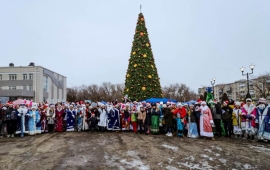 В Невинномысске 250 Дедов Морозов и Снегурочек вышли на праздничный забег