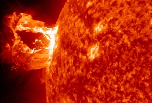 Мощнейшая вспышка на Солнце выжгла магнитные защитные поля Земли
