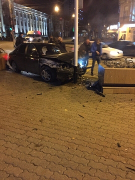 В центре Ставрополя иномарка протаранила светофор