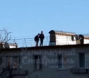 В Ставрополе полиция занялась поисками подростков, гуляющих по крыше многоэтажки