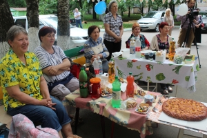 В Ставрополе соседям за дружбу подарили торт и детскую площадку