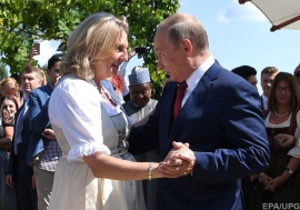 Владимир Путин подарил на свадьбу главе австрийского МИД самовар и масловыжималку