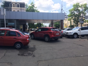 Парковку возле «Любаши» в Ставрополе закрыли шлагбаумом незаконно