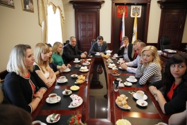 Ставропольские депутаты и гандболистки за чашкой чая