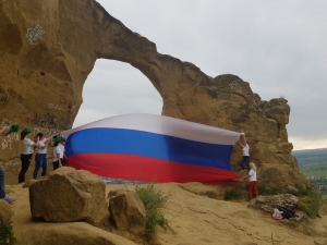 В Железноводске молодежь развернула в День России огромный флаг на вершинах гор