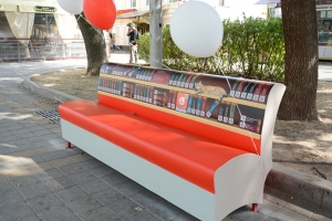 У Центрального парка Ставрополя установили литературные скамейки