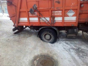 В Ставрополе мусоровоз «ушел» под асфальт