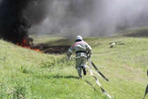 На Ставрополье пожарные не дали огню подобраться к жилым домам