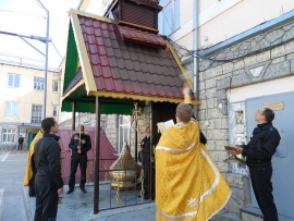 На Ставрополье для тюремного храма освятили новый купол и кресты