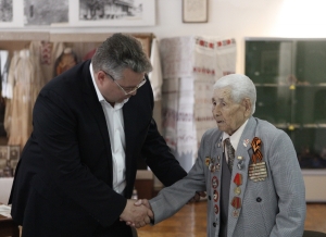 Губернатор Ставрополья вручил почётный знак «75 лет освобождения Севастополя» ветерану ВОВ