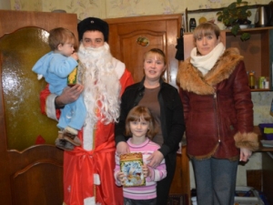 На Ставрополье «Полицейский Дед Мороз» пошел по многодетным семьям