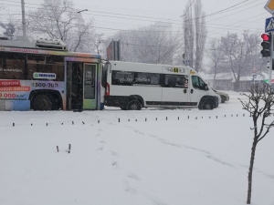 В Ставрополе в Рождество улица Мира стала испытанием для водителей