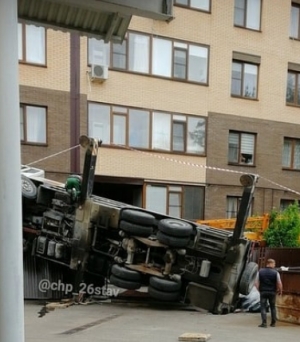 В Ставрополе у многоэтажки рухнула автовышка с рабочими