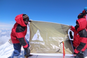 В КБР на Эльбрусе альпинисты водрузили знамя интернет-премии «Прометей»