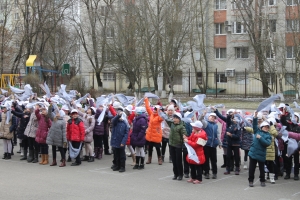 В честь воссоединения Крыма с Россией школьники в Ставрополе устроили флешмоб