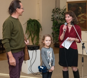 Пятилетняя правнучка Леонида Попандопуло пришла на выставку