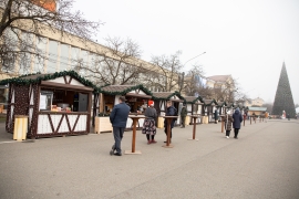 На главной площади Ставрополя начал свою работу новогодний фуд-корт