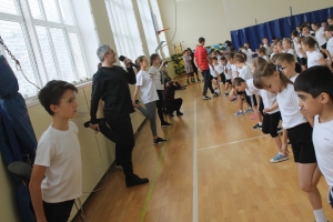 В Ставрополе Победитель Олимпийских Игр Игорь Лавров провел зарядку для школьников