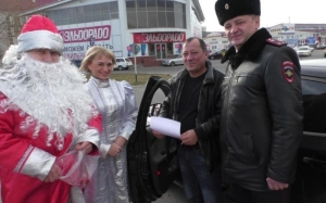 Соблюдать ПДД жителей Ставрополья призвали Дед Мороз и Снегурочка