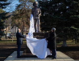 В Карачаевске торжественно открыли памятник Герою России, генерал-майору Канамату Боташеву