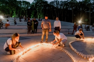 В Железноводске из-за сильного ветра огненного голубя на Феррум-площади собрали из фонариков