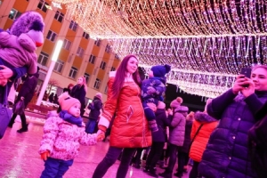 В Ставрополе зажглась новогодняя елка и засиял волшебный лес
